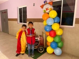 Dos niños junto a decoración de globos durante celebración del Día del Niño en Casa Cuna en La Paz Baja California Sur