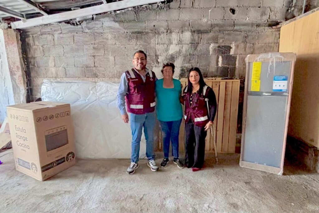 Entrega Ayuntamiento apoyos asistenciales a familias y comercio afectado por incendio en CSL 60 689481067 1406135184884755 8598172269459395066 n
