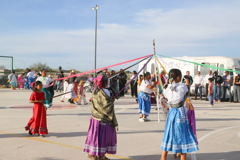 Niñas participando en la danza del listón con vestimenta tradicional durante el Festival de la Niñez en Ciudad Constitución