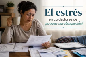 estrés en cuidadores de personas con discapacidad: la crisis silenciosa que también afecta el aprendizaje y la inclu. Cuidadora revisando documentos médicos y escolares mientras sostiene una taza de café fría en un ambiente de estrés emocional.
