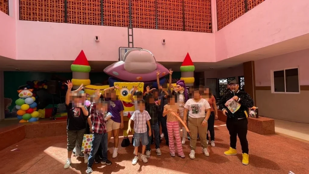 Niñas y niños posan junto a personajes infantiles y juegos inflables durante evento del Día del Niño en Baja California Sur